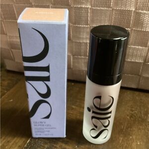 Saie Glowy Super Gel - Black and Cream Packaging